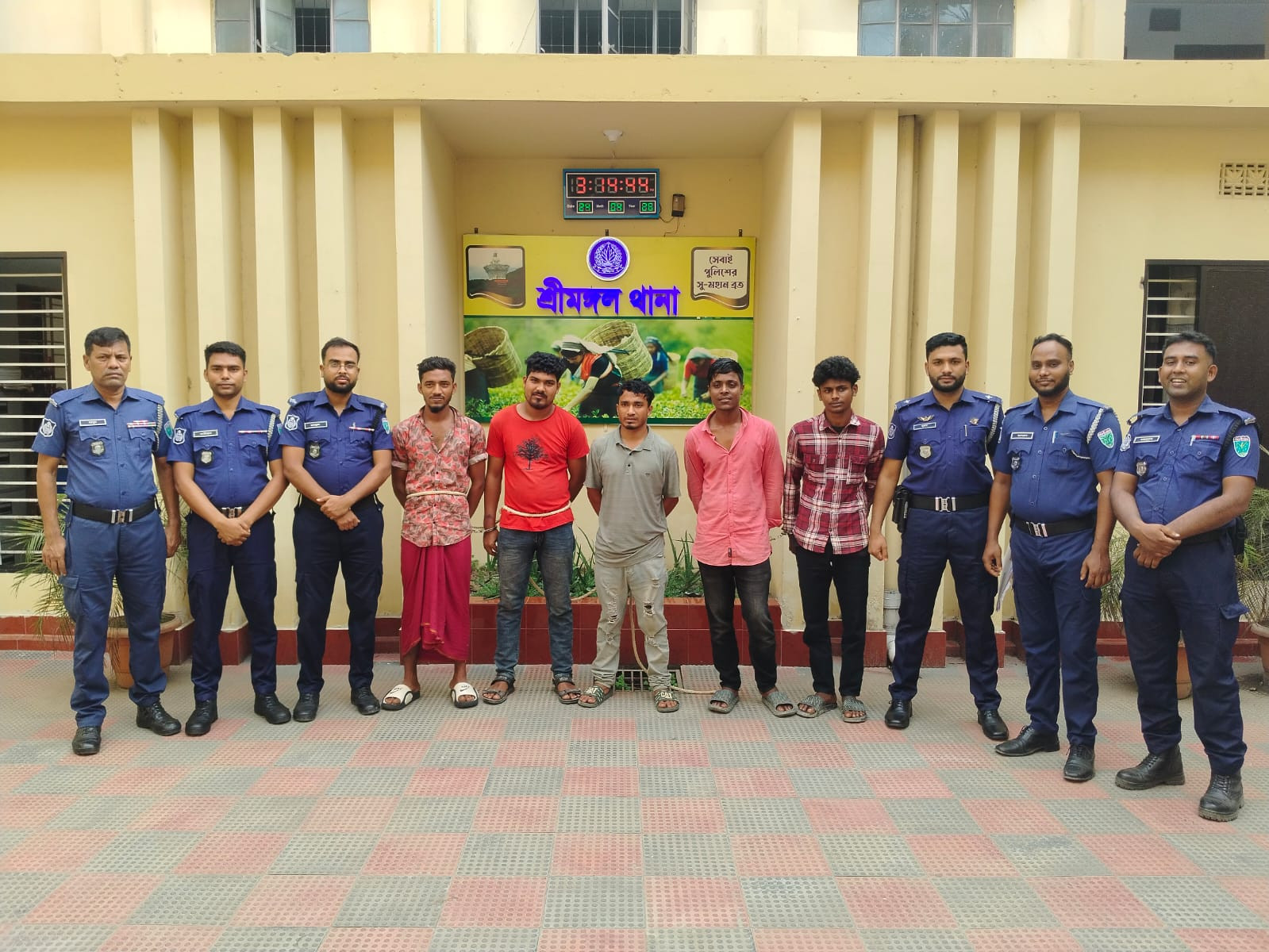 শ্রীমঙ্গলে পুলিশি অভিযানে শীর্ষ সন্ত্রাসী রুয়েলসহ ৫ জন গ্রেপ...